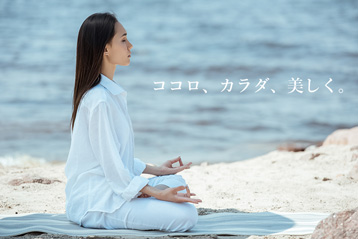 海辺で瞑想している女性のイメージ画像